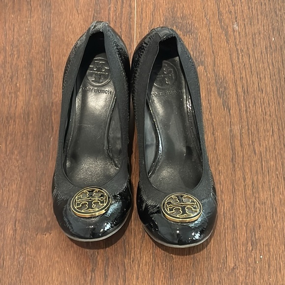 Tory Burch Women’s Black Patent Leather Caroline Wedges Size 7.5 - Picture 3 of 7